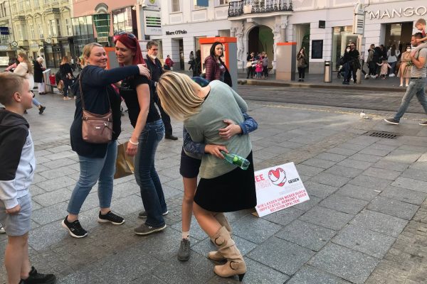 „Free Hugs“ in Linz: Tausend Umarmungen gegen Spaltung und Diskriminierung