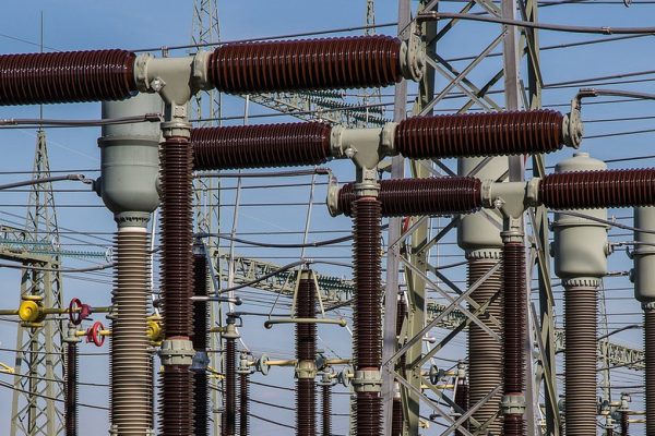 Großhandels-Energiepreise  auf 1,3 Cent gefallen, Energieriesen wollen Preise dennoch beibehalten