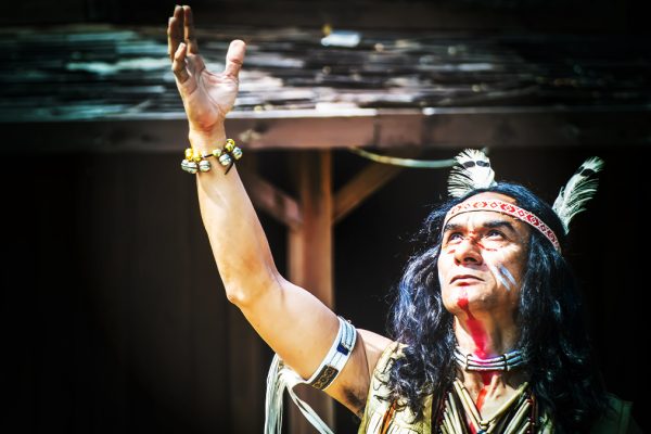 Bayern: Zahnarzt rebelliert gegen Woke-Irrsinn und praktiziert im Winnetou-Kostüm