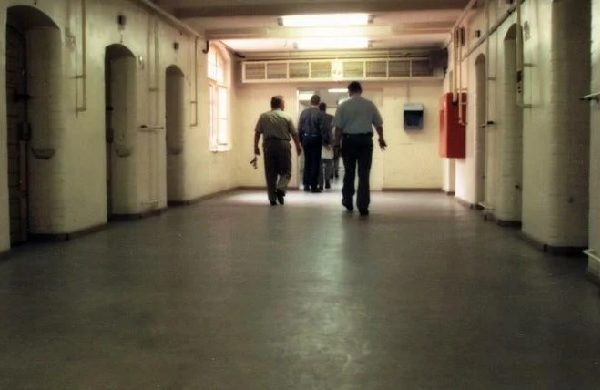 Straftäter kommen in „The Länd“ wegen überfüllten Gefängnissen frei