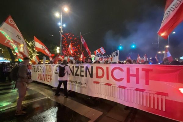 Widerstand in Wien & Steyr: Tausende bei Protesten gegen Pannen-Regierung