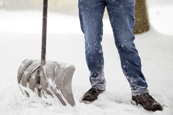 Neue Begründungen für Herzinfarkt-Epidemie: beim Schneeräumen aufs Atmen vergessen