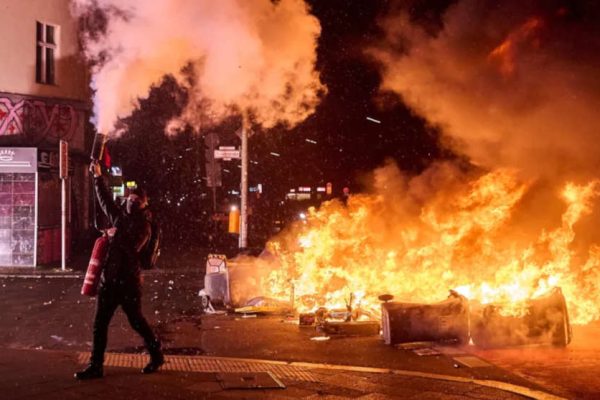 Silvester in Berlin: Migranten attackieren Einsatzkräfte mit Schusswaffen und Kugelbomben Silvester in Berlin: Migranten attackieren Einsatzkräfte mit Schusswaffen und Kugelbomben