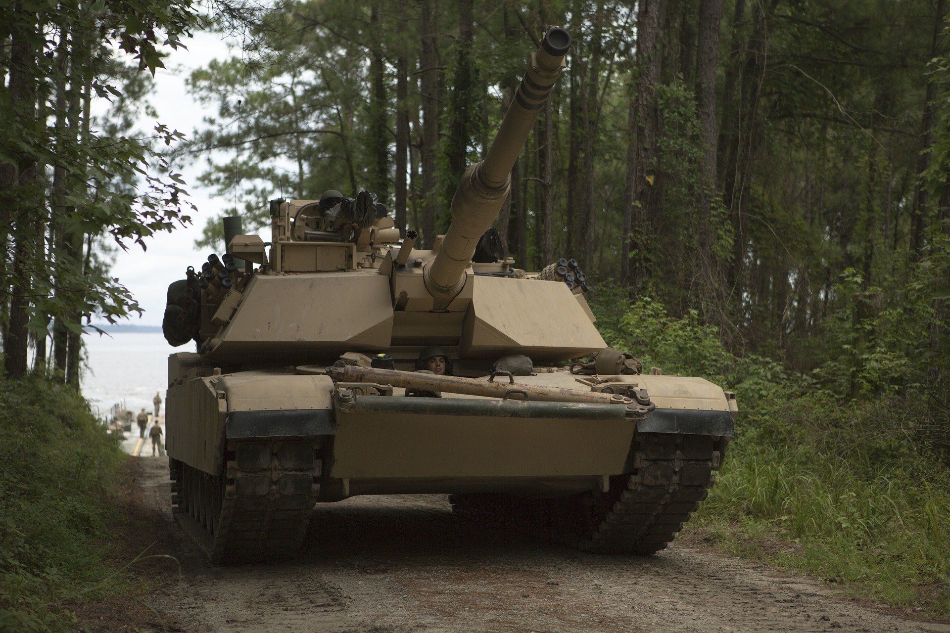 m1a1-abrams-2539174_1920.jpg