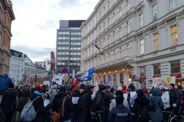 Gegen Kriegskurs: Hunderte vor deutscher Botschaft in Wien