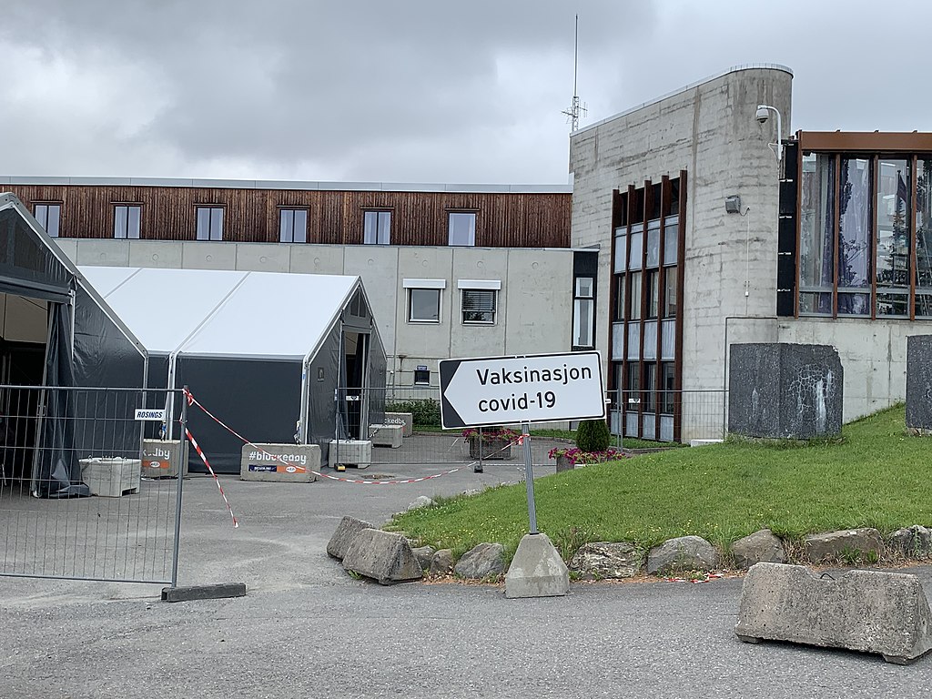 COVID-19_vaccination_site_sign_in_Hamar_